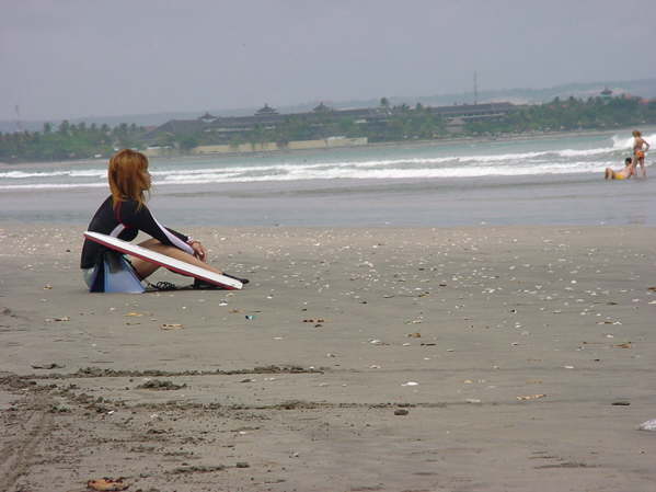 Surfen in den gigantischen Wellen auf Bali